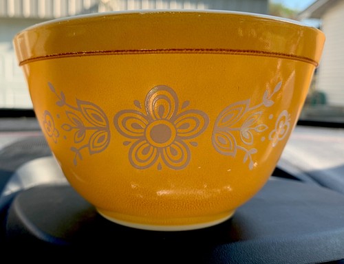 Vintage Pyrex Yellow Butterscotch Gold Butterfly & Flowers Design 1 1/2pt 750ml Schale - Bild 1 von 4