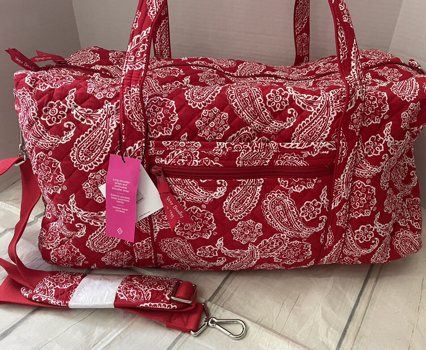 New Vera Bradley Large Travel Duffel Bag cotton Red/White Paisley Bandana  R$120