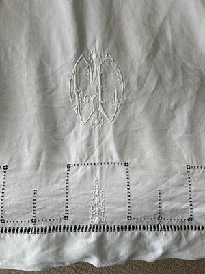 VINTAGE FRANZÖSISCHES HERVORRAGENDES WEISSES LEINEN BLATT MONOGRAMM GC 235 x 325 cm Stickerei  