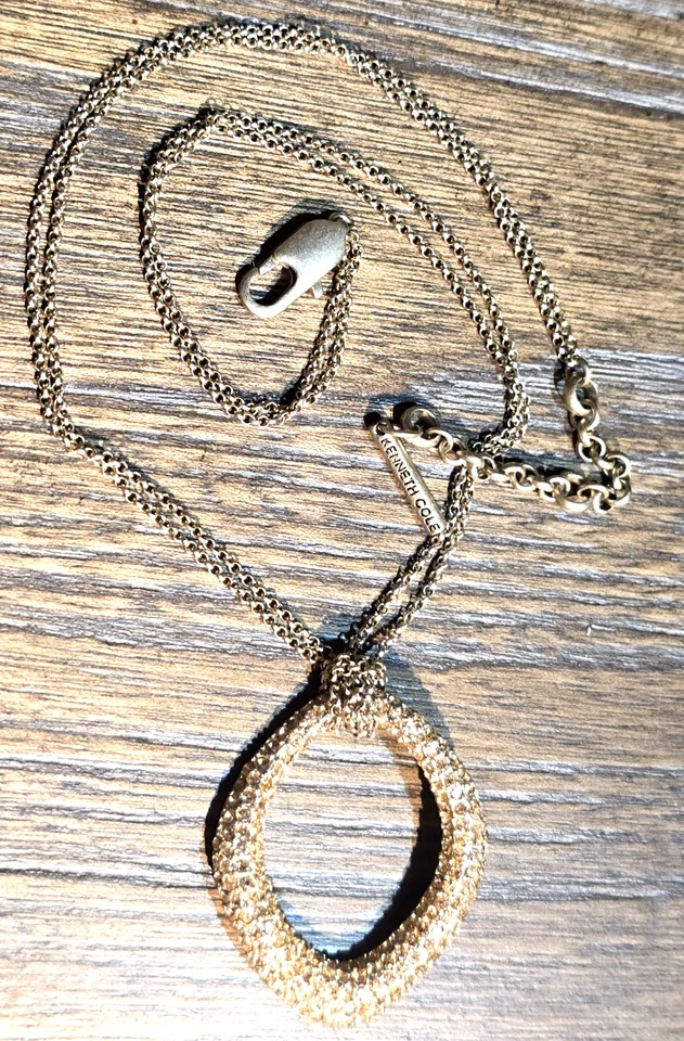 Colar de corrente dupla tom dourado Kenneth Cole com pingente abstrato de pavê de champanhe - Imagem 3 de 4