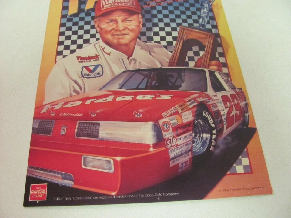 Antigo folheto cartão postal de corrida Cale Yarborough Hardees 1987 Oldsmobile NASCAR - Imagem 3 de 4