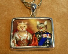 SILVER  ENAMEL ROYAL CAT PENDANT ON SILVER CHAIN