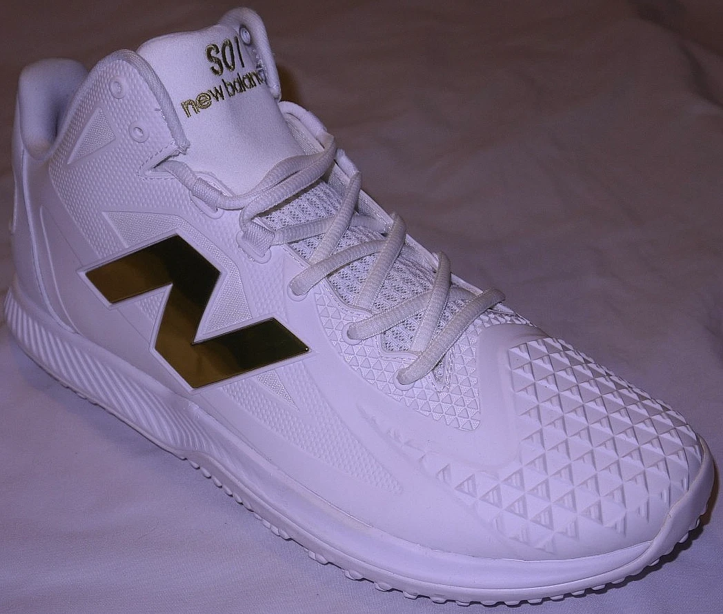 New Balance White Baseball & Softball Shoes for Men for sale  display picture 3