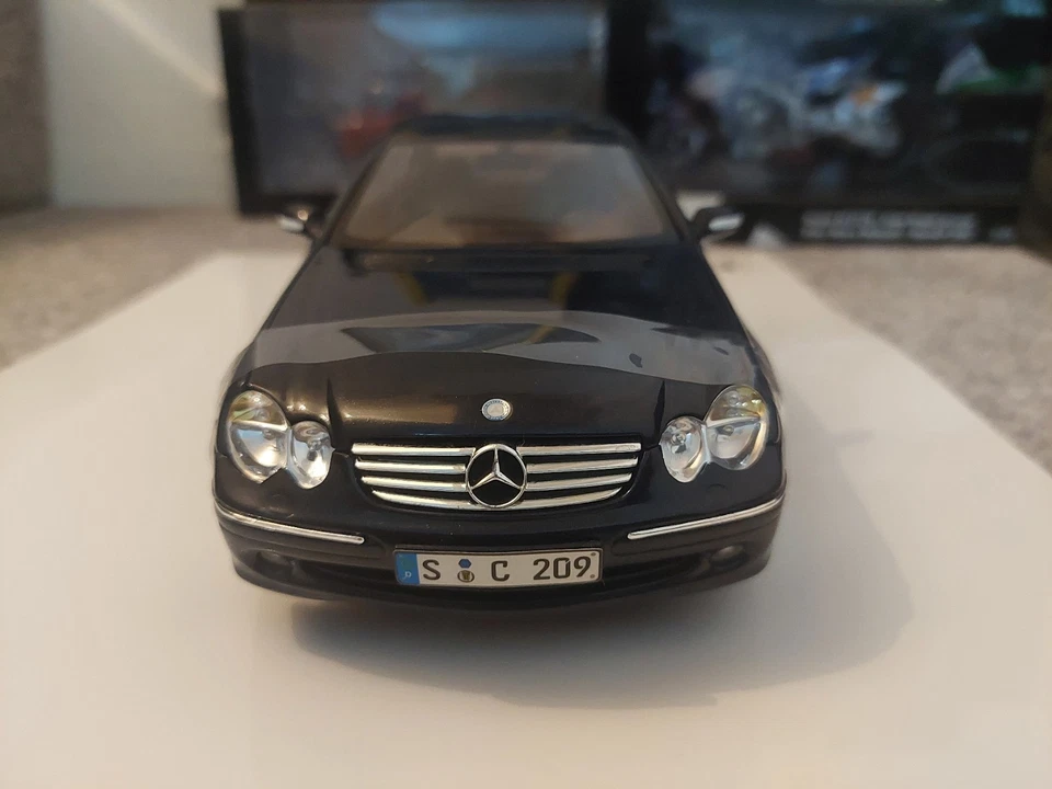 1/18 KYOSHO  MERCEDES BENZ CLK COUPE BLUE METALLIC - Image 3 of 4