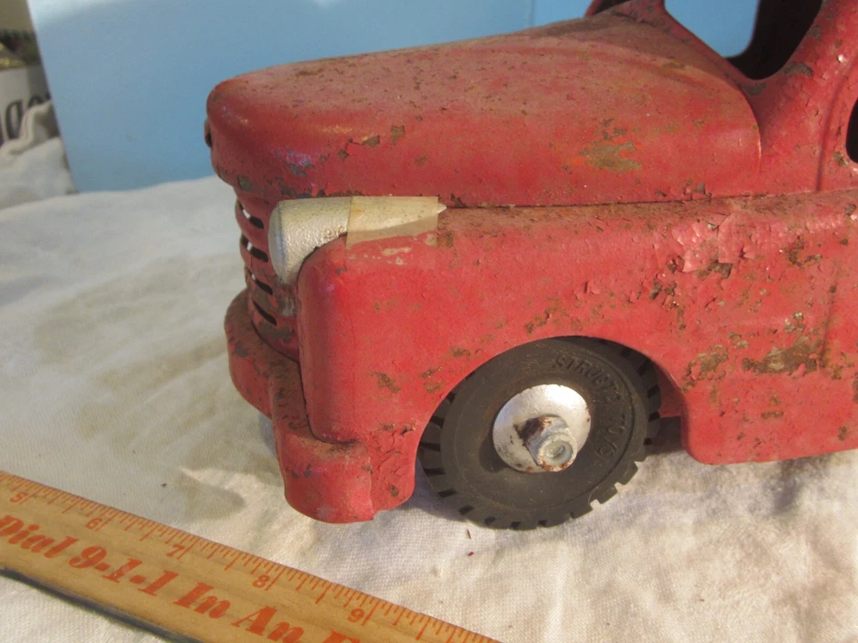 VINTAGE RED STRUCTO WHITE GARBAGE HAUL TRUCK PRESSED STEEL RUSTED - Image 4 of 4