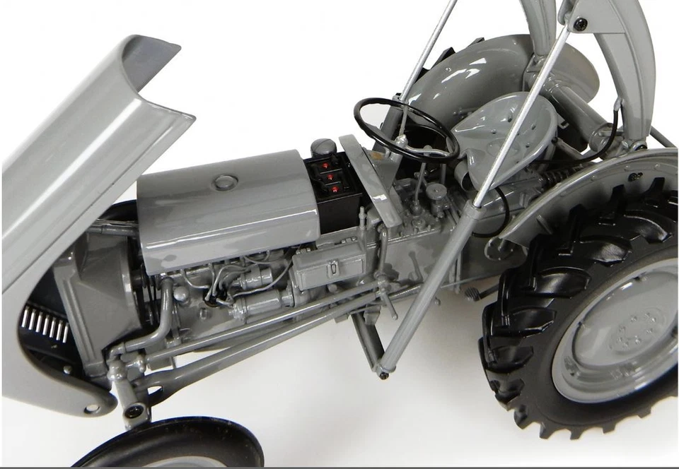 Ferguson TEA 20 Tractor with Loader 1:16 Diecast Universal Hobbies UH4171 - Image 3 of 4