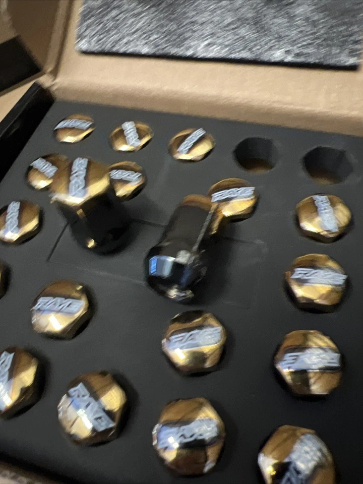 Juego de tuercas 12x1,5 oro negro  Foto 4 de 4