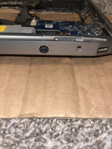 Dell Latitude E6530 Rahmen Grade - C - Ladeanschluss - WLAN Switch Lautsprecher - VGA - Bild 7 von 7