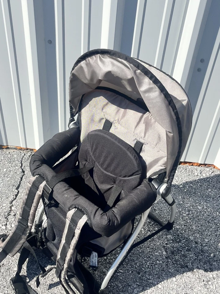 Mochila portadora Chicco SmartSupport con marco de aluminio abre soporte inteligente Foto 3 de 4