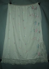 VINTAGE  WHITE EMBROIDERED FLORAL SLIP #311