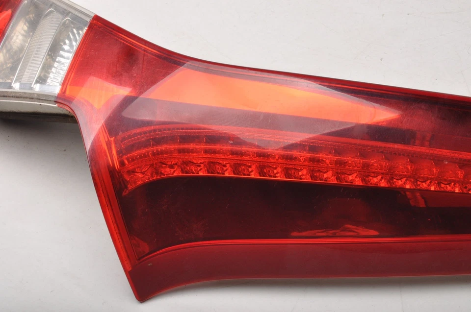 VOLVO V70 III Luz Trasera LED De Maletero Derecho - Imagen 3 de 4