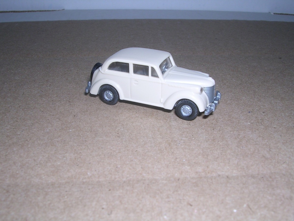 Modèle Réduit Opel Olympia 1936 Verte - échelle HO 1:87 - Marque Praline - Occasion état Bon