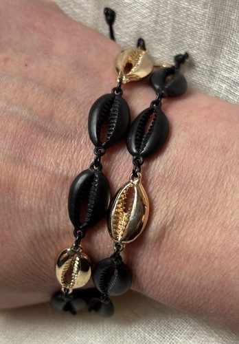 2 x cowrie shell black and gold-coloured bracelets. Toggle mechanism to fit all - Picture 3 of 4