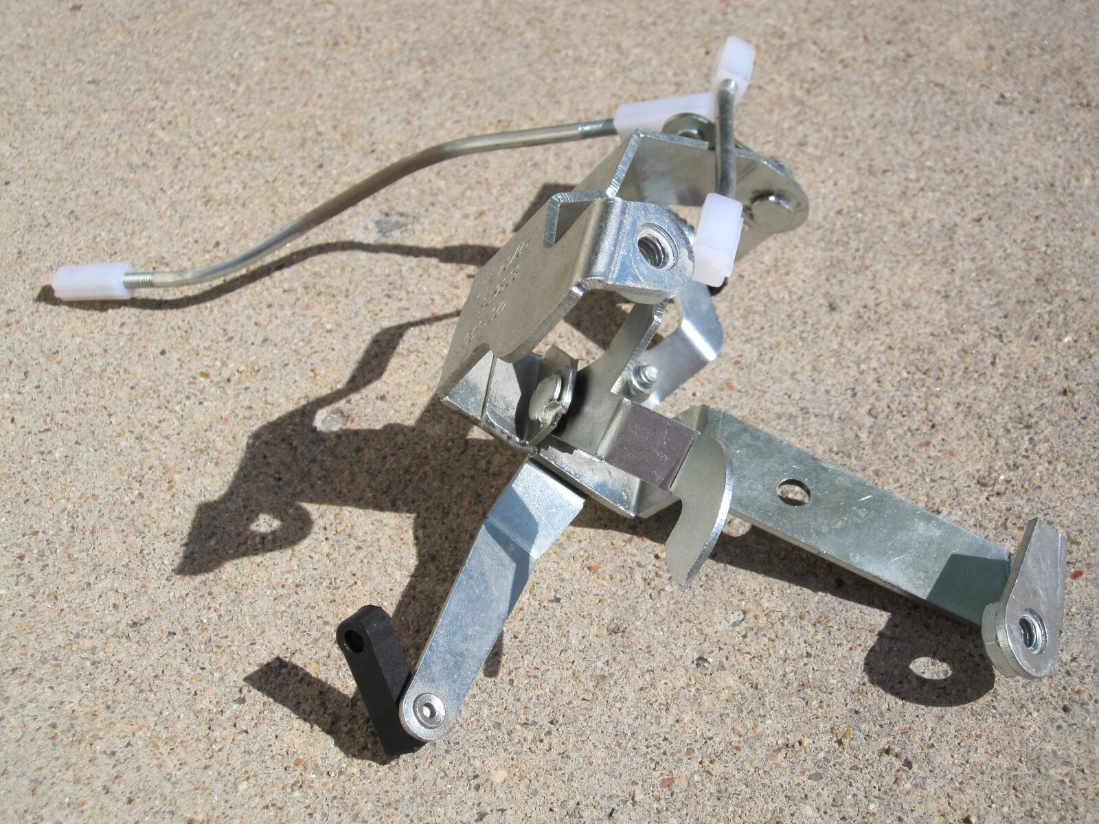 02-2010 LAMBORGHINI MURCIELAGO LEFT SIDE DRIVER DOOR LATCH LEVER BRACKET 