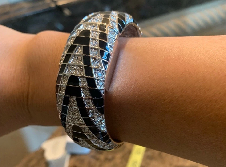 Reloj pulsera Victoria Wiek cristal esfera oculta brazalete para mujer, rayas cebra  Foto 4 de 4