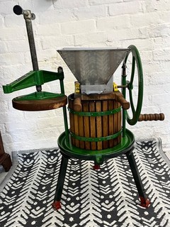 Vigo Manual Cross Beam Apple/Fruit Press 12 Litre and Crusher. Attached stand.