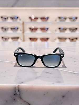 Ray-Ban Original Wayfarer RB 2140 901/3F: Die Ikone in Schwarz mit getönten blauen Gläsern