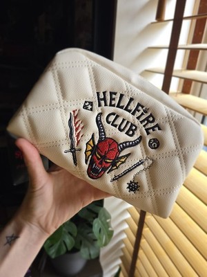 Stranger Things x Primark bestickt Hellfire Club Kosmetiktasche Reise Toilettenartikel