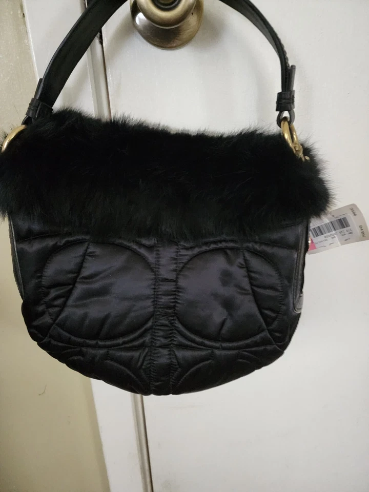BOLSO DE MANO COACH MONEDERO NEGRO ACOLCHADO SATINADO CON RIBETE DE PIEL PRECIO DE VENTA SUGERIDO POR EL FABRICANTE $348 Foto 3 de 3
