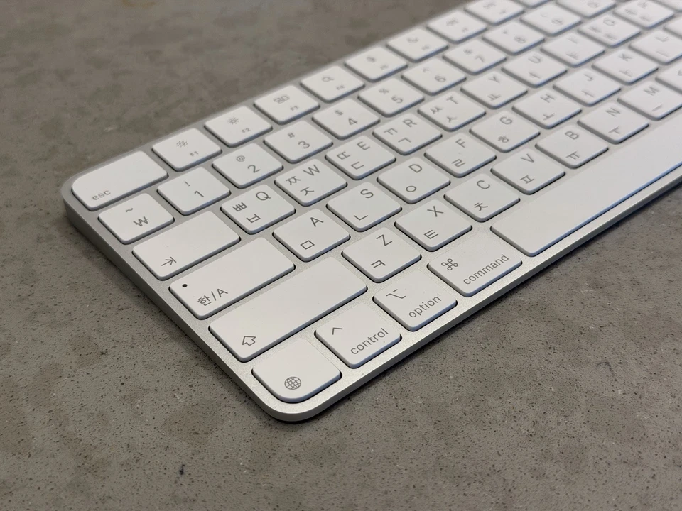 Apple Magic Keyboard with Touch ID (USB-C) MXCK3KU/A, Wireless Bluetooth, Korean - Image 3 of 4