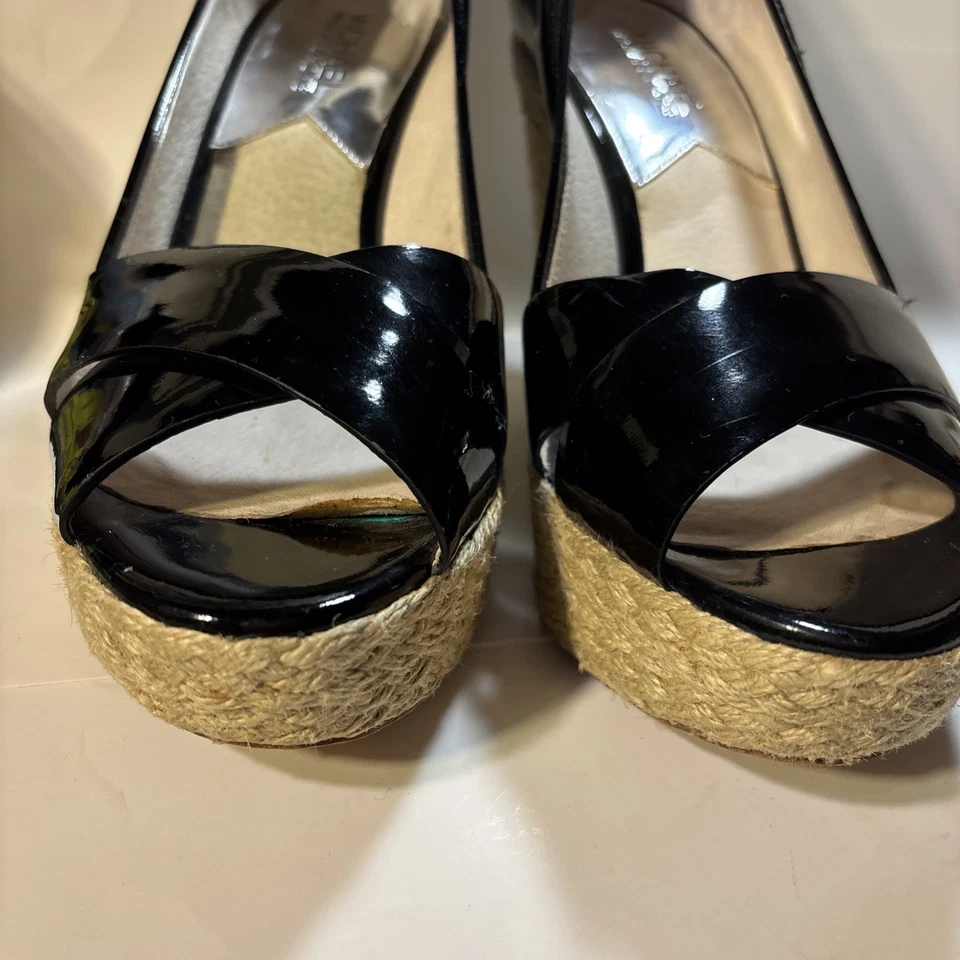 SANDALIAS MICHAEL KORS CASSANDRA CUÑA 4.5” 8M CHAROL NEGRO Zapato “look” Foto 4 de 4