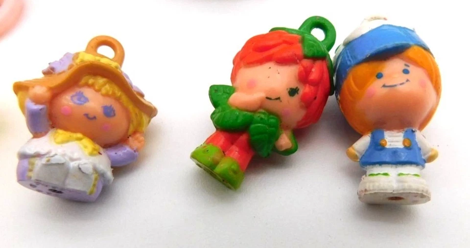 Lote De Colección Hasbro Años 80 Charmkins Juguetes Plásticos Muñecas Accesorios Anillo Arrugue Foto 2 de 4