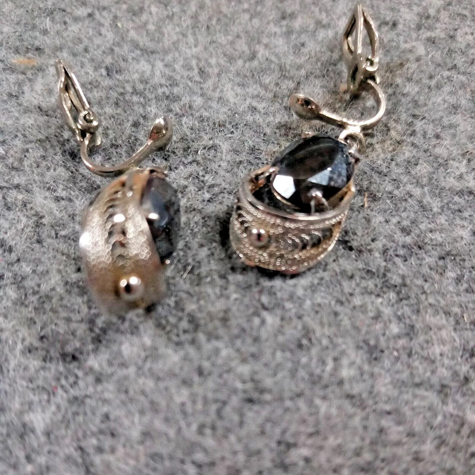 Vintage Silvertone & Hematite Dangly Clip On Earrings (FC 93/2 D610) - Image 4 of 4