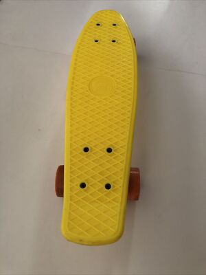 Skateboard Retro Boards 22 Pouces, Deck Jaune, Roues Orange, Rétro