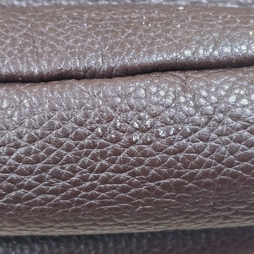 Bolso hobo de hombro con una correa de cuero marrón oscuro The Sak con bolsillos de viaje - Imagen 13 de 15