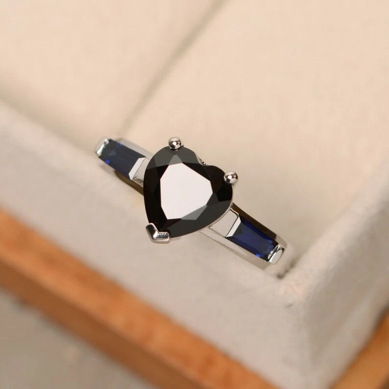 Anel de três pedras de prata esterlina 925 com corte de coração preto espinélio criado em laboratório 2,50 quilates - Imagem 2 de 4