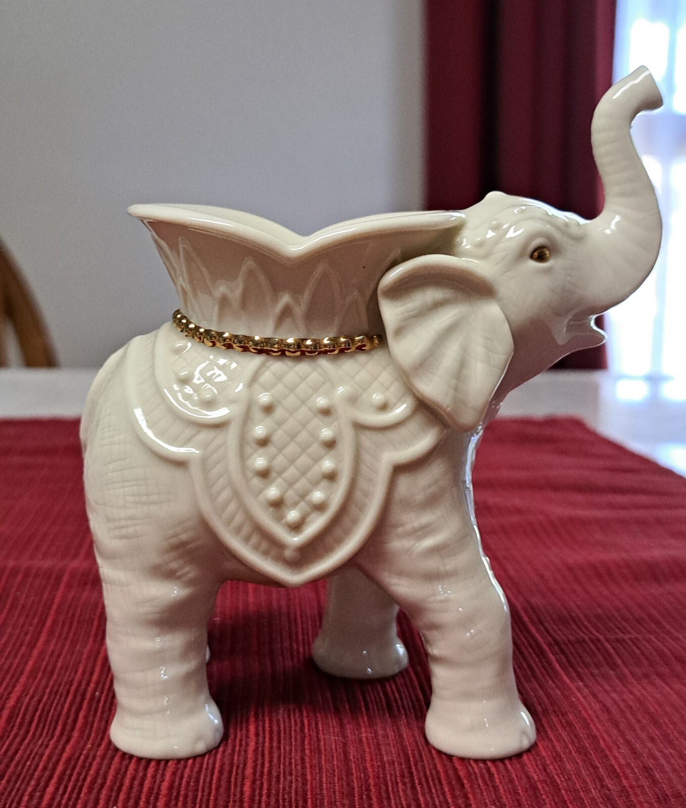 Ivory Porcelain Gold Trim 2004 Figurine 5&rdquo;