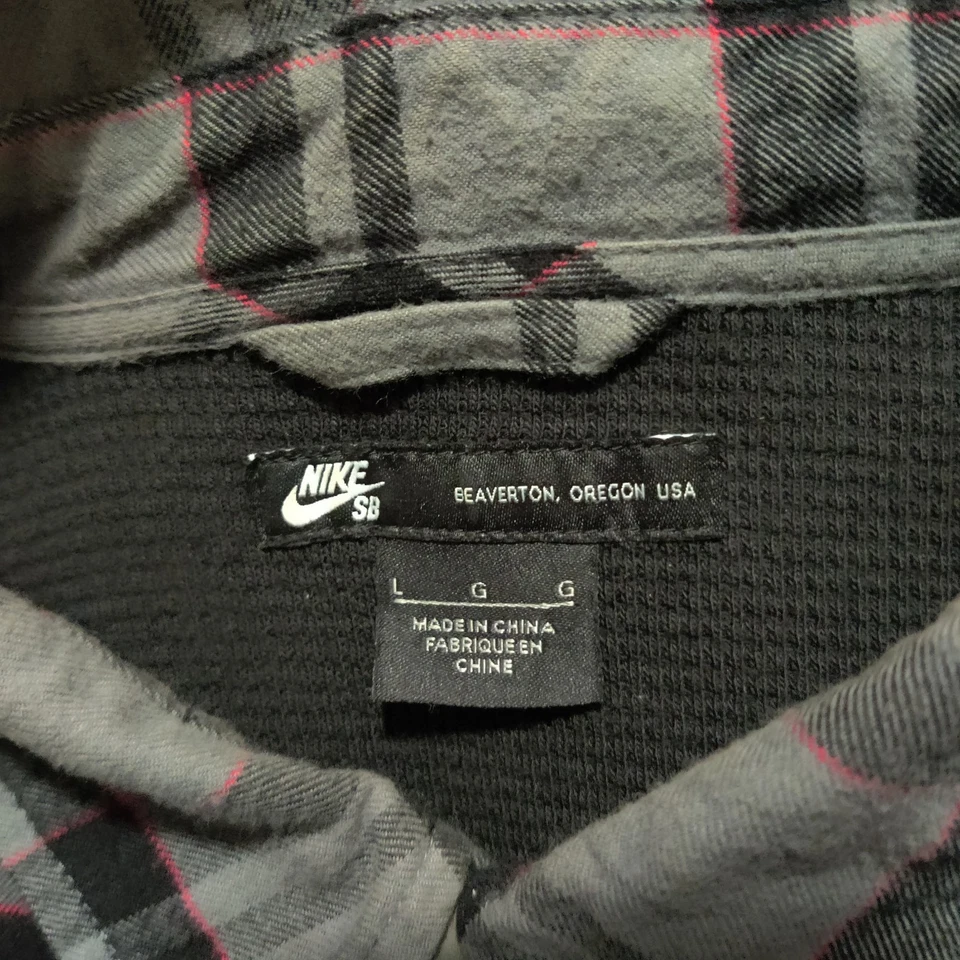 Chaqueta de franela forrada térmicamente Nike SB para hombre L gris rojo negro a cuadros botón a presión Foto 4 de 4