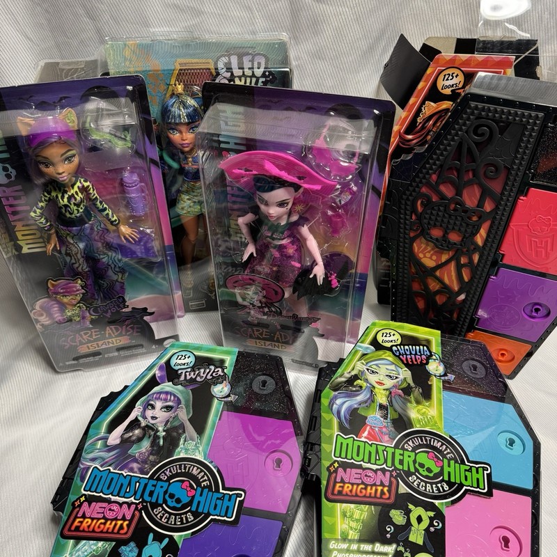Monster High G3 Bundle (3 Neon Fright Skulltimate Secrets, 2 Scare-adise) in box