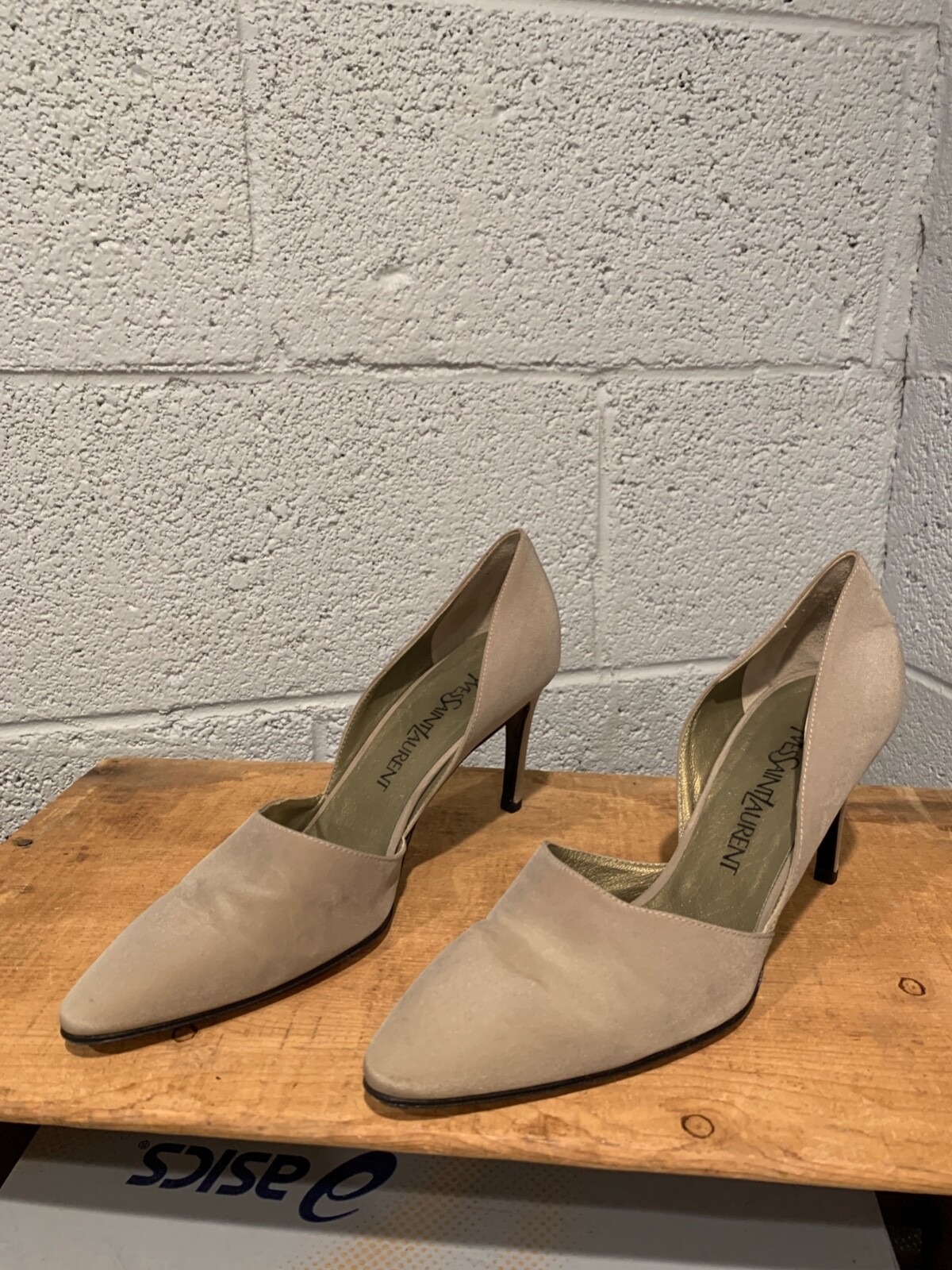 Tacchi vintage in tessuto Yves Saint Laurent beige luccicante 8 M