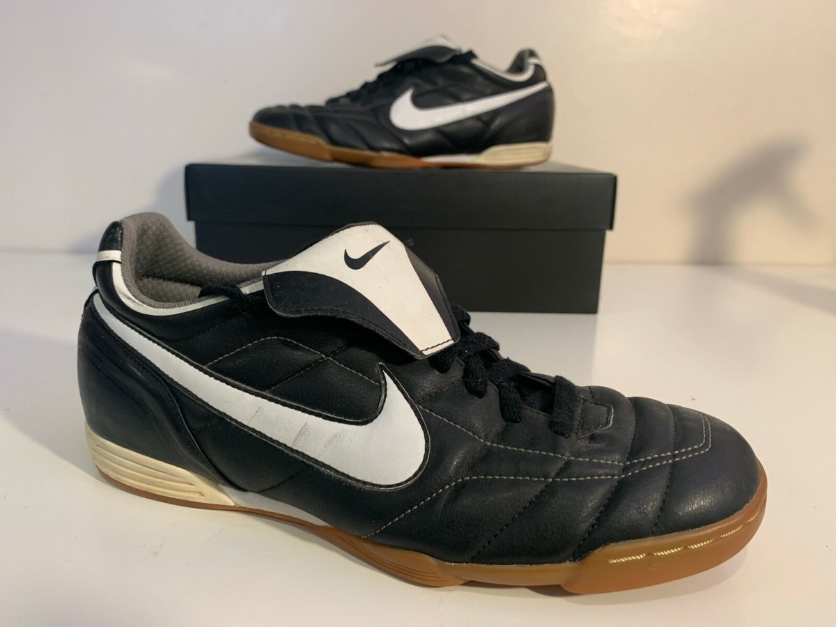 NIKE BLACK TIEMPO INDOOR TRAINERS R10 RONALDINHO SIZE 9,5 8,5 43