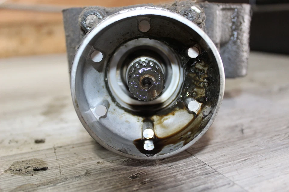 Kawasaki Bayou 220 Klf220a 1994 eje de transmisión trasero engranajes cónicos estuche cubierta Foto 3 de 4