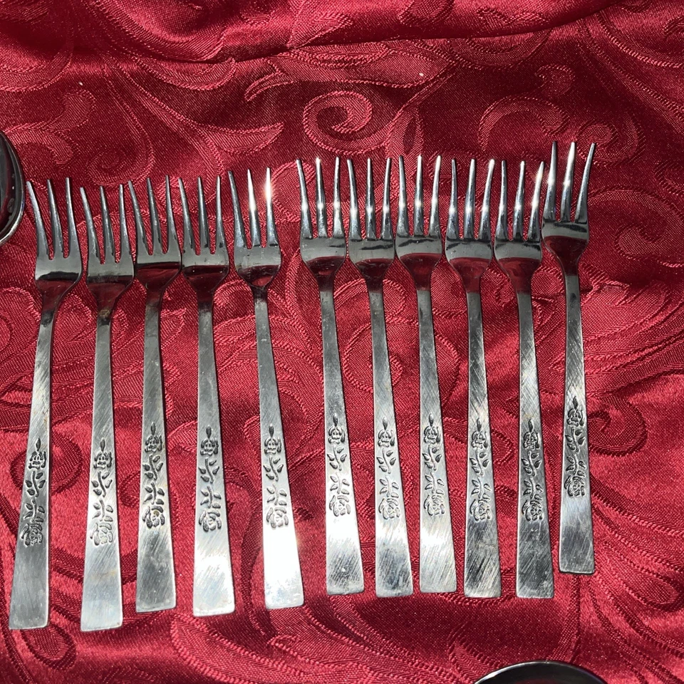 1974 OXFORD HALL   FLORENTINE ROSE SERVING 80 Pieces STAINLESS FLATWARE RETIRED - Image 2 of 4