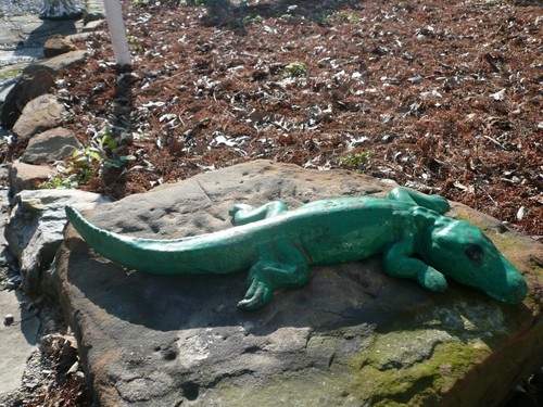 UNIQUE OLD SOLID CAST IRON ALLIGATOR GARDEN GATOR 17" LONG CHIPPY CRACKLED PAINT