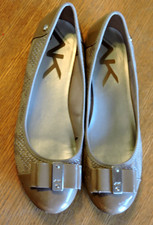 Anne Klein Sport Akaricia Tan/beige textured synthetic Ballet Flats Bow SZ 9M