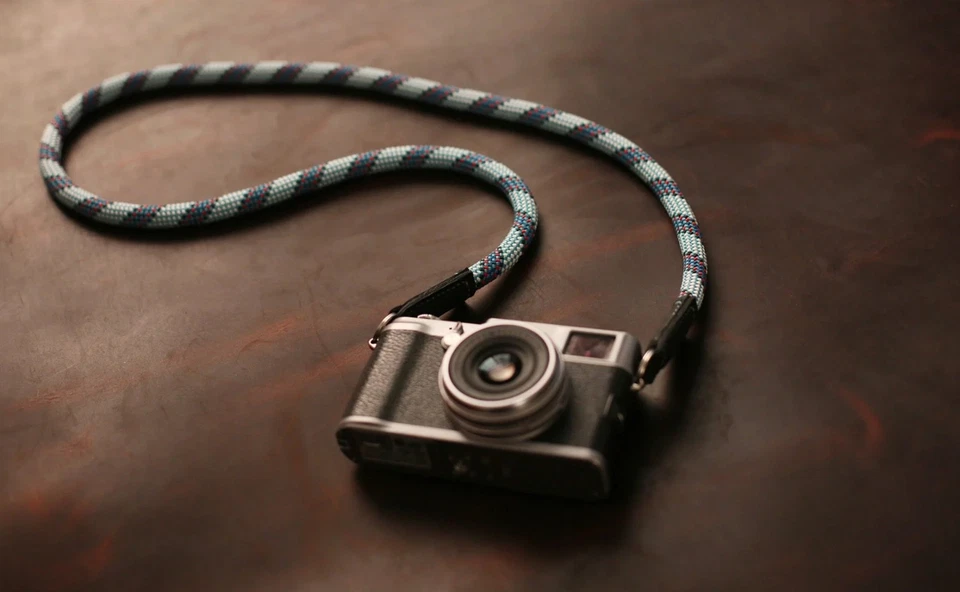 Correa para cámara Windmup patrón azul cuerda - cuerda de escalada hecha a mano y cuero negro Foto 2 de 4