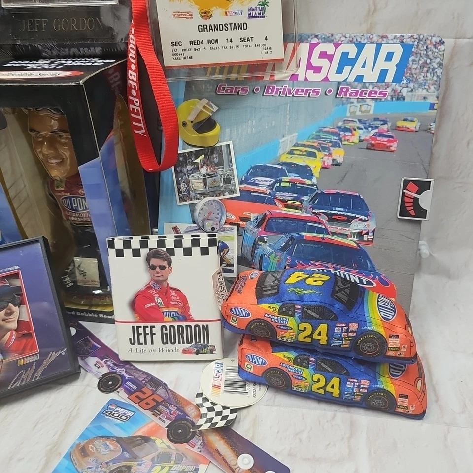 Lote de Coleccionables Jeff Gordon NASCAR - Libro, Bobblehead, Plástico, Cordón, Tarjeta Foto 3 de 4