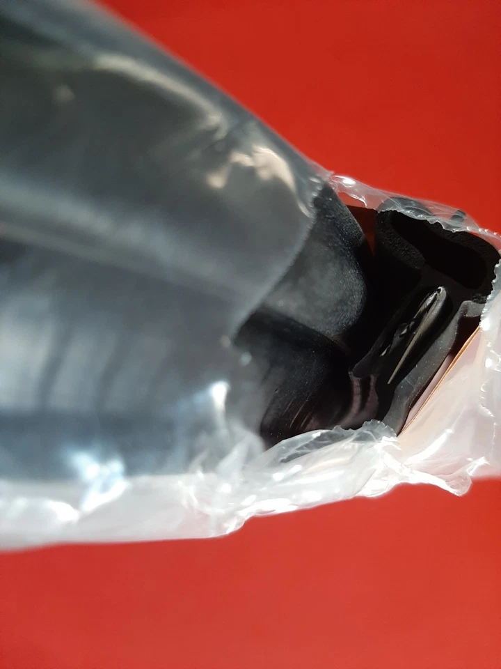 Selo de porta-malas Alfa Romeo Spider 70-94 - Alta qualidade feito na Itália - Imagem 3 de 3