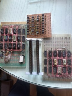 Konvolut von elektronischen Teilen einer Modellbahnsteuerung