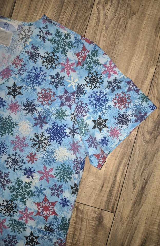 Scrubs Christmas Scrub Top Snowflake Work Shirt Womens Size Large Winter Theme - Image 4 of 4