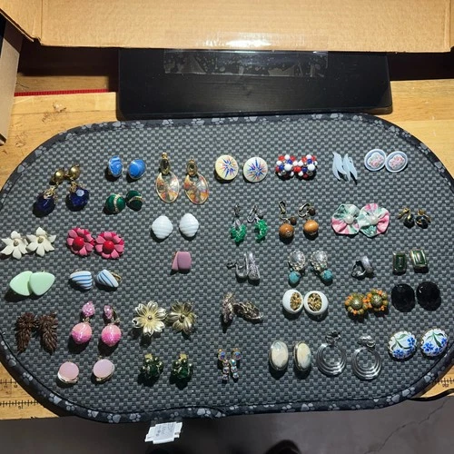 Lot of 35 pairs vintage costume jewelry /clip earrings gold,silver,multi colors.
