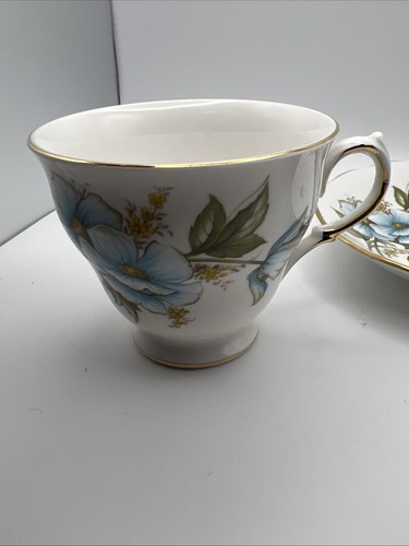 Taza de té y platillo Queen Anne con flores azules adorno dorado #8618 - Imagen 4 de 9