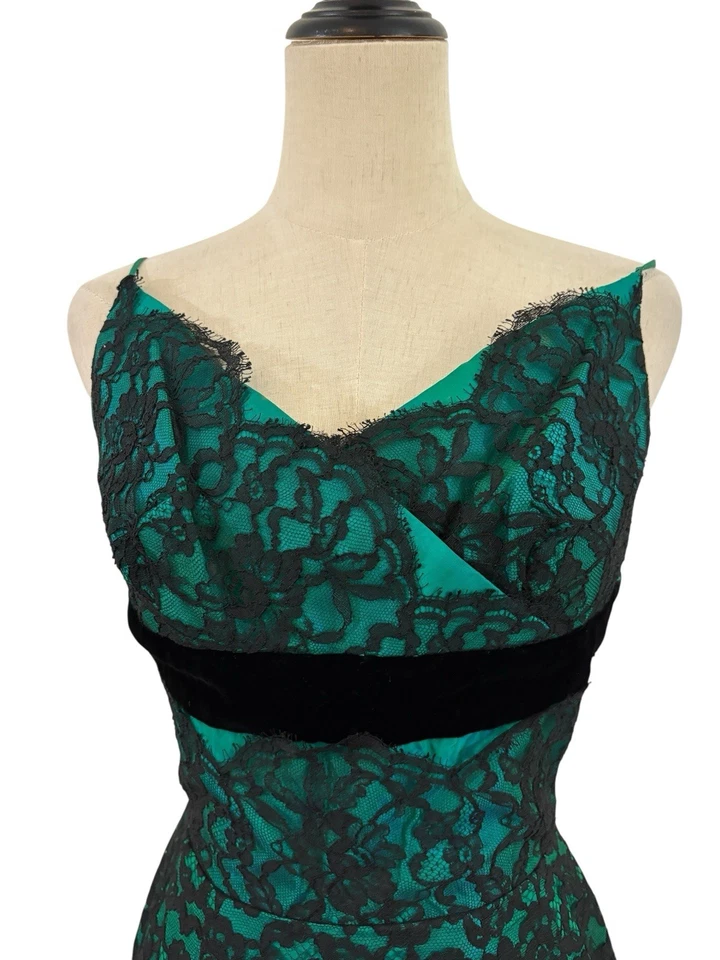 Antigo Vestido Wiggle Verde Anos 60 com Sobreposição de Renda Preta Cintura Império 26” Coquetel - Imagem 2 de 4