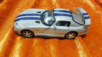 MM: Kinsmart: Dodge Viper GTS silber/blau 1/36