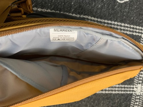 Merrell Hiking Shoulder Sling Bag Rockstar Shannon Cohen 8L Amber Gold NWT $70 - Picture 3 of 4