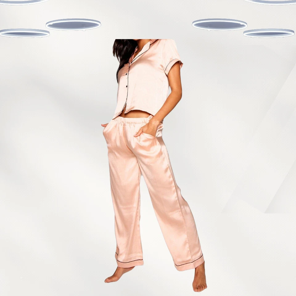 Conjunto de pantalón pijama satinado Ex Boohoo Bride Squad para mujer en rosa (defecto) Foto 2 de 3